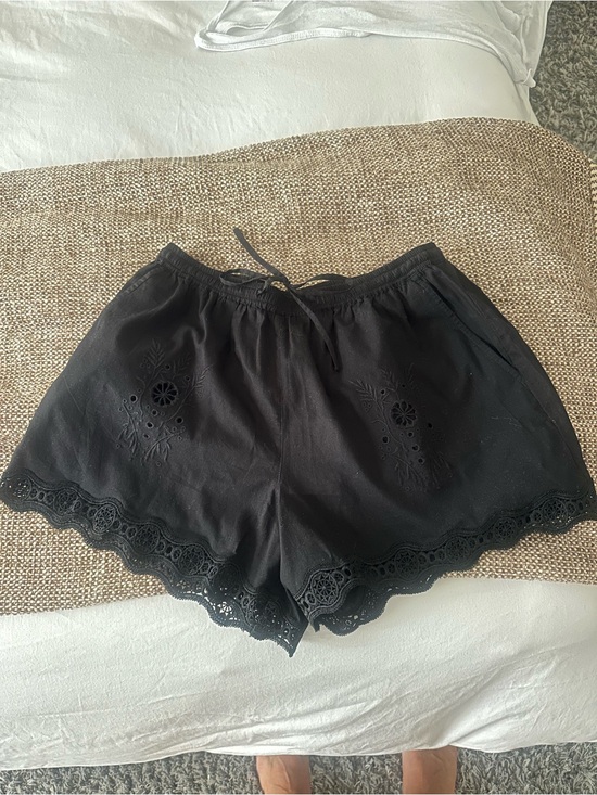 XiRENA Pants - Xirena Women’s Black Eyelet Lace Trim Shorts
